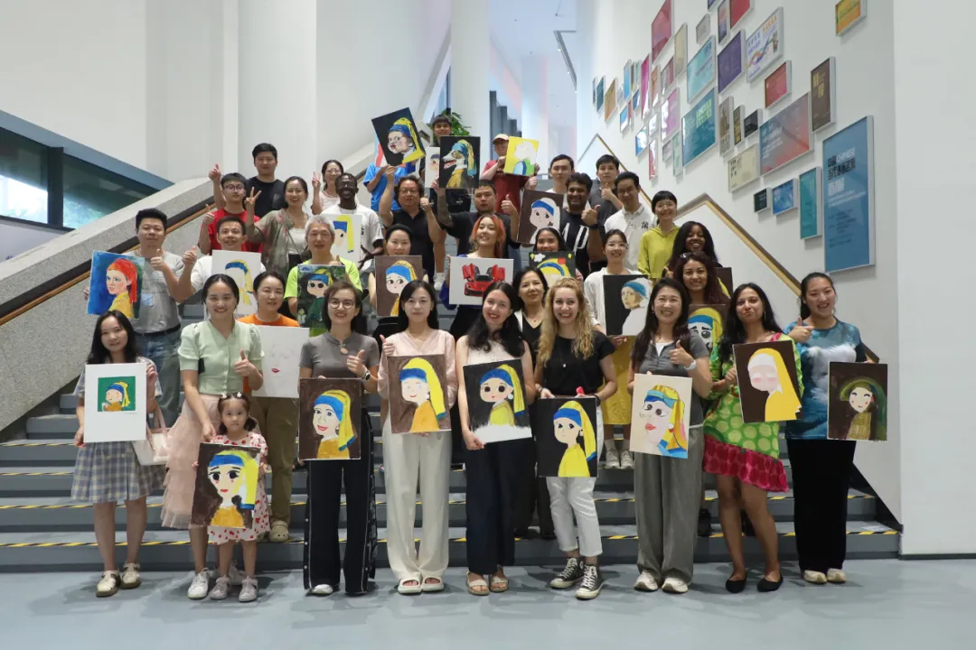 Salon Review__Everyone is an Artist - Dafen International Exchange Salon is in progress