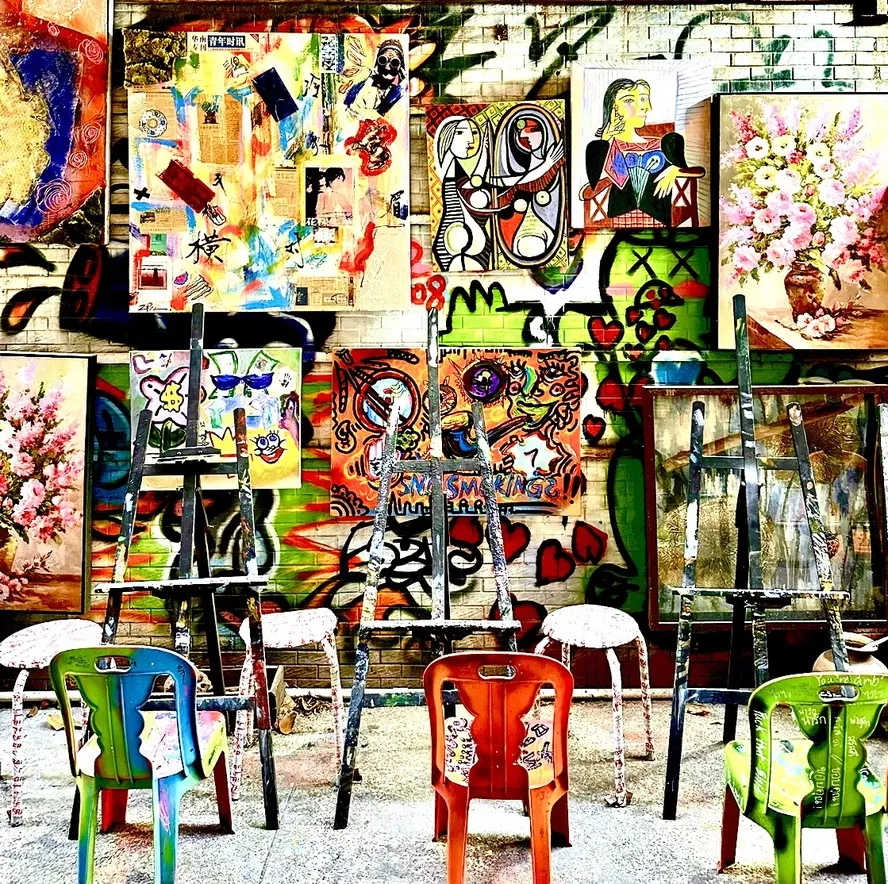 The artistic atmosphere is at its peak; it's both life and art. Come to Dafen to start your artistic journey!