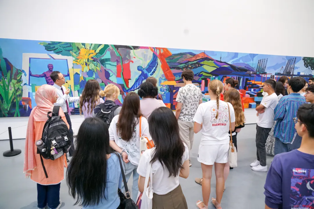Salon Review: The Clash of Chinese and Foreign Cultures at Dafen! International students from multiple countries joined a tie-dye salon, helping to further boost Dafen's international exchanges.